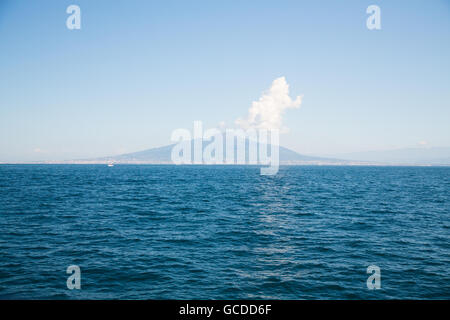 Vesuv, Neapel mitten im Sommer von einem Boot Stockfoto