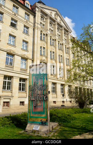 Fragment der Berliner Mauer platziert in der Nähe der Runde Ecke Dittrichring Straße, Leipzig, Deutschland Stockfoto