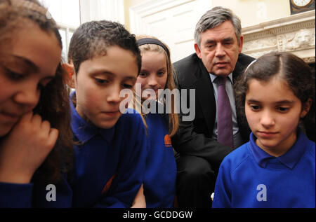 Premierminister Gordon Brown betrachtet einen Computer in der Downing Street 10, London, mit Schulkindern der Anson Primary School in Cricklewood, Nord-London, wo er einen Fortschrittsbericht darüber gab, wie die Regierung versucht, Kinder vor dem Internet zu schützen. Stockfoto