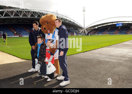 Fußball - Coca-Cola Football League One - Huddersfield Town / Charlton Athletic - Galpharm Stadium. Huddersfield Town Maskottchen Terry the Terrier mit Fans vor dem Start Stockfoto