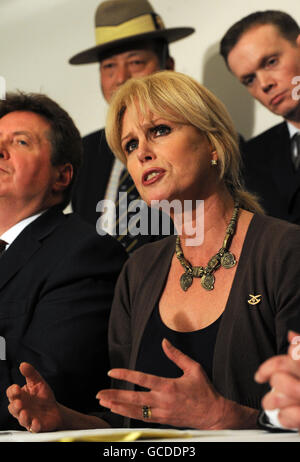 Die Gurkha-Aktivistin Joanna Lumley spricht während einer Pressekonferenz im Atrium-Restaurant in 4 Millbank als Reaktion auf die jüngsten Angriffe auf sie und die Gurkha-Justizkampagne in London. Stockfoto