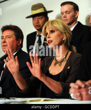 Die Gurkha-Aktivistin Joanna Lumley spricht während einer Pressekonferenz im Atrium-Restaurant in 4 Millbank als Reaktion auf die jüngsten Angriffe auf sie und die Gurkha-Justizkampagne in London. Stockfoto