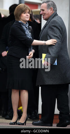 Die schottische stellvertretende erste Ministerin Nicola Sturgeon nimmt an der Beerdigung des ehemaligen SNP-Führers Billy Wolfe im Holytown Crematorium in Motherwell Teil. Stockfoto