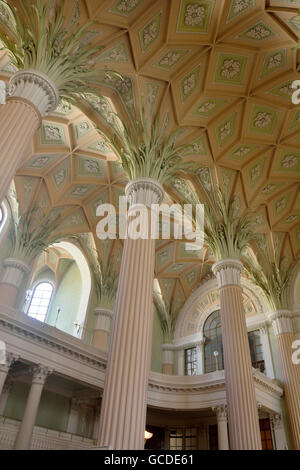 Palm-wie Säulen und cremefarbenen Bänke von der Nikolaikirche in Leipzig Stockfoto