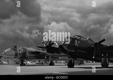 Avro Lancaster PA474 und Avro Vulcan XH558, beim RAF Waddington, Three Sisters Event Stockfoto