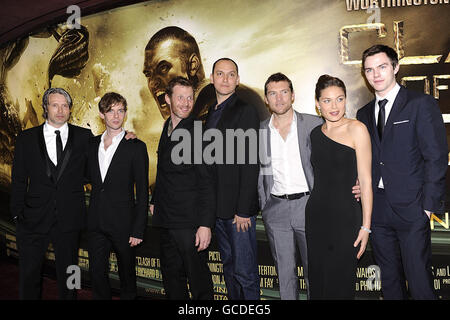 (Links - Rechts) Mads Mikkelsen, Luke Treadaway, Jason Flemyng, Louis Leterrier, Sam Worthington, Alexa Davalos und Nichola Hoult kommen zur Weltpremiere von Clash of the Titans im Empire, Leicester Square, London. Stockfoto