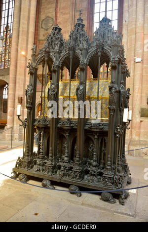 Die Bronze-Schrein von St. Sebald (eigenes Heiliges von Nürnberg) am St. Sebalduskirche in Nürnberg Stockfoto