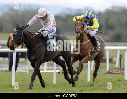 Luska Lad, geritten von Davy Russell (rechts) geht weiter, um Blackstairmountain zu schlagen, geritten von Ruby Walsh in der Rathbarry & Glenview Studs Novice Hürde während des Osterfestivals auf der Fairyhouse Racecourse, Co Meath, Irland. Stockfoto
