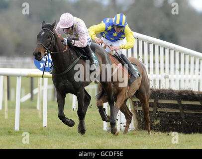 **BILDUNTERSCHRIFT KORREKTUR - KORREKTUR SIEGERPFERD ** Luska Junge, geritten von Davy Russell (rechts) schlägt Blackstairmountain, geritten von Ruby Walsh in der Rathbarry & Glenview Studs Novice Hürde während des Osterfestivals auf der Fairyhouse Racecourse, Co Meath, Irland. Stockfoto