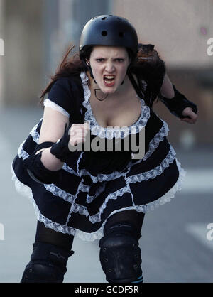 EDITOREN BITTEN UM EINE KORREKTUR DER UNTERTITEL ÄNDERUNG DES VORNAMENS VON VIVIA ZU VIVIAN COYLE DIE KORREKTE BESCHRIFTUNG FINDEN SIE UNTEN Vivian Coyle (alias Belladonna Blitzin) vom Dublin Roller Girls Roller Derby Team bei ihrem Start in Dublin an diesem Wochenende. Stockfoto