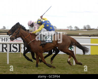 Luska Lad, geritten von Davy Russell (rechts) geht weiter, um Blackstairmountain zu schlagen, geritten von Ruby Walsh in der Rathbarry & Glenview Studs Novice Hürde während des Osterfestivals auf der Fairyhouse Racecourse, Co Meath, Irland. Stockfoto