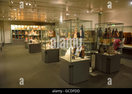 Innere des Spielzeugmuseum Spielzeugmuseum in Nürnberg, mit Displays mit Puppen und Spielzeug. Stockfoto