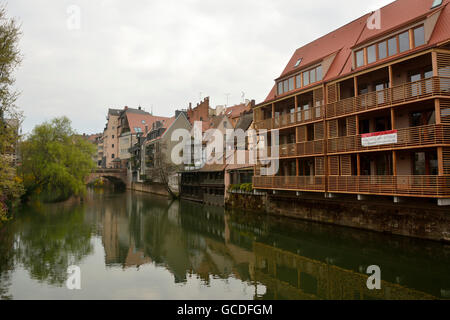 Blick vom Henkersteg überdachte Brücke über Fluss Pegnitz Richtung Trodelmarkt Brücke Stockfoto