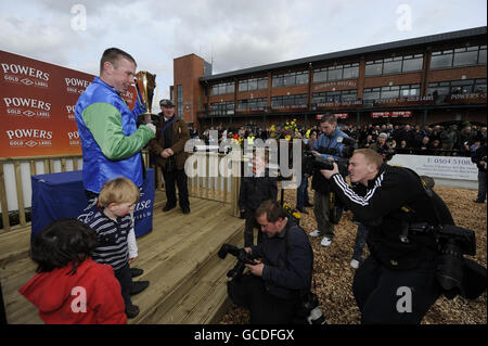 Pferderennen - Osterfest - Erster Tag - Fairyhouse Racecourse. Andrew Lynch feiert den Gewinn des Powers Gold Cup während des Osterfestivals auf der Fairyhouse Racecourse, Co Meath, Irland. Stockfoto