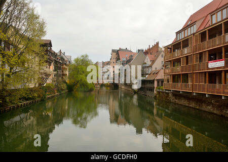 Blick vom Henkersteg überdachte Brücke über Fluss Pegnitz Richtung Trodelmarkt Brücke Stockfoto