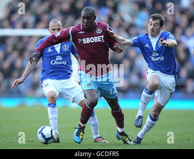 Carlton Cole (Mitte) von West Ham United kämpft um den Ball Mit Evertons Leighton Baines (rechts) und Johnny Heitinga Stockfoto