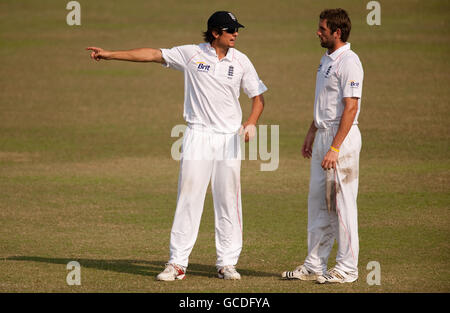 England Kapitän Alastair Cook mit Liam Plunkett das Tourspiel am Shagoreka Cricket Ground, Chittagong, Bangladesch. Stockfoto