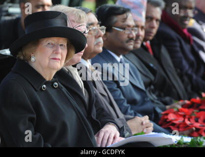 Die ehemalige Premierministerin Margaret Thatcher nimmt an der Umbenennungszeremonie der Memorial Gates im Hyde Park in „Commonwealth Memorial Gates“ Teil, in Anerkennung der Commonwealth-Länder, die an der Seite Großbritanniens in zwei Weltkriegen gekämpft haben. Stockfoto