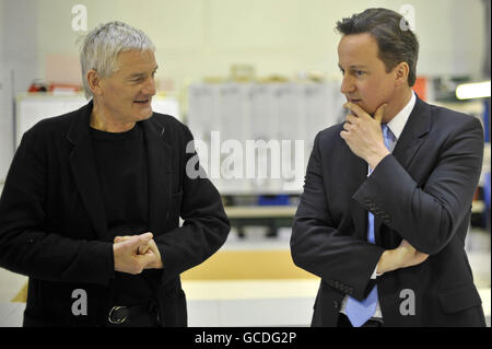 Vorsitzender der Konservativen David Cameron (links) und Erfinder James Dyson in der Dyson-Fabrik in Malmesbury, Wiltshire. Stockfoto