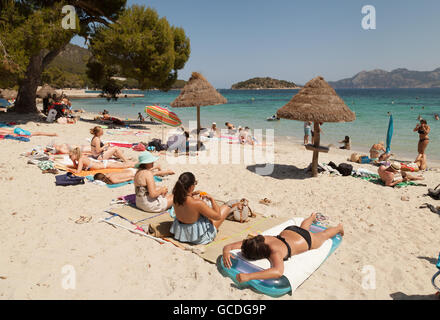 Leute, Sonnenbaden am Strand von Cala Formentor, North coast, Europa, Spanien, Balearen, Mallorca (Mallorca) Stockfoto