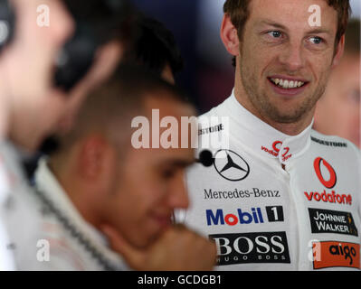 Die McLaren Fahrer Jenson Button (rechts) und Lewis Hamilton in der Garage während der Trainingseinheit auf dem Bahrain International Circuit in Sakhir, Bahrain. Stockfoto