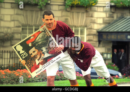 DIE RUGBY LEAGUE-STARS GREG AUSTIN (L) UND IAN THOMAS HABEN EINE DER NEUEN ROYAL-BRIEFMARKENMARKEN ZUR FEIER DES HUNDERTJÄHRIGEN JUBILÄUMS DES SPORTS IM GEORGE HOTEL IN HUDDERSFIELD ERHALTEN. Stockfoto