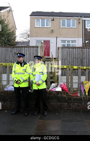 Polizisten aus dem Großraum Manchester stehen vor dem Haus von David Askew aus Hattersley, Manchester. Eine Untersuchung nach dem Tod des 64-jährigen Mannes, der von Yobs „gequält“ wurde, habe sich als nicht schlüssig erwiesen, teilte die Polizei mit. Stockfoto