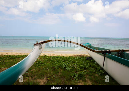 Ausleger-Kanu auf Waimanalo Beach; Waimanalo, Oahu, Hawaii, Vereinigte Staaten von Amerika Stockfoto