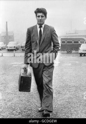 Leslie Parkes, die im Februar wegen angeblicher Desertion von der Armee verhaftet, später aber freigelassen wurde, ist heute (Freitag) in Hanley, Stoke-on-Trent, Staffordshire, zu sehen. Stockfoto