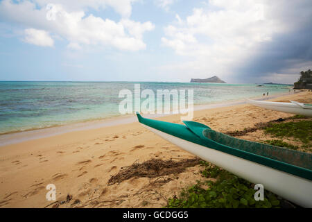 Ausleger-Kanu auf Waimanalo Beach; Waimanalo, Oahu, Hawaii, Vereinigte Staaten von Amerika Stockfoto