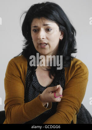 Robina Qureshi, Direktorin von positive Action in Housing, während einer Pressekonferenz im Petershill Leisure Centre in Glasgow. Stockfoto