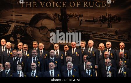 Der Morriston Orpheus Welsh Männerchor bei der Bill McLaren Tribute Night im Murrayfield, Edinburgh. Stockfoto