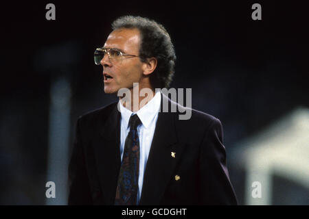 Fußball - WM Italia 1990 - Halbfinale - Westdeutschland gegen England - Stadio Delle Alpi. Franz Beckenbauer, Manager Westdeutschland Stockfoto