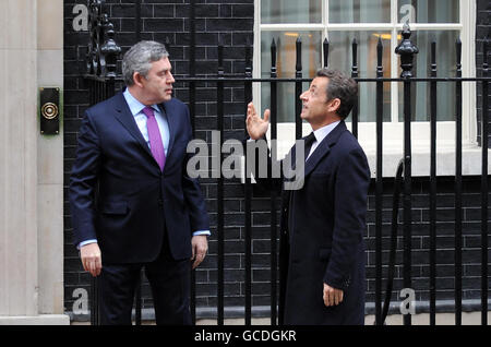 Premierminister Gordon Brown begrüßt den französischen Präsidenten Nicolas Sarkozy im Rahmen des Besuchs des französischen Präsidenten im Vereinigten Königreich in der Downing Street in London. Stockfoto