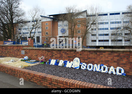 Blumenschmuck außerhalb von Hillsborough, der Heimat von Sheffield Wednesday Stockfoto