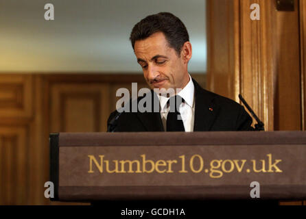 Der französische Präsident Nicolas Sarkozy bei einer Pressekonferenz in der Downing Street 10, London. Stockfoto