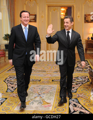 Der französische Präsident Nicolas Sarkozy trifft sich mit dem Vorsitzenden der Konservativen Partei David Cameron in der Residenz des französischen Botschafters in London. Stockfoto