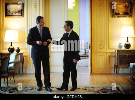 Der französische Präsident Nicolas Sarkozy trifft sich mit dem Vorsitzenden der Konservativen Partei David Cameron in der Residenz des französischen Botschafters in London. Stockfoto