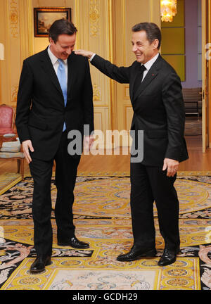 Der französische Präsident Nicolas Sarkozy trifft sich mit dem Vorsitzenden der Konservativen Partei David Cameron in der Residenz des französischen Botschafters in London. Stockfoto