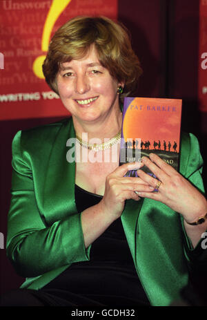 DIE AUTORIN PAT BARKER HÄLT IHREN PREISGEKRÖNTEN ROMAN THE GHOST ROAD IN LONDON'S GUILDHALL VOR, NACHDEM DIE 52-JÄHRIGE ZWEIFACHE MUTTER AUS DURHAM DEN BOOKER-PREIS VOR DEM BOOKMAKER'S-FAVORITEN SALMAN RUSHDIE GEWONNEN HATTE. Stockfoto