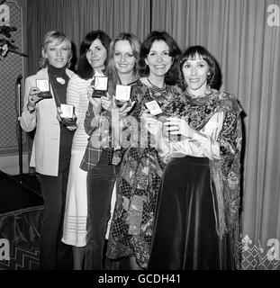 Fünf Frauen aus den Bereichen Unterhaltung, Schönheit, Finanzen und Kunst stehen heute im Selfridge Hotel in London an, wo sie mit den Pears Amber Awards 1977 ausgezeichnet wurden. Von links: Annie Russell - die Direktorin von zwei Londoner Friseursalons; Liz McDowell - eine der führenden Investmentberaterinnen der Stadt; Lesley Hornby, besser bekannt als Model und Entertainerin 'Twiggy'; Joan Bakewell - Journalistin und Fernsehpersönlichkeit und Alfreda Thorogood - Haupttänzerin bei der Royal Ballet Company. Stockfoto