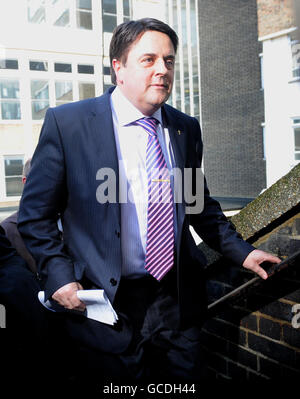 Nick Griffin, Vorsitzender der British National Party (BNP), verlässt das Central London County Court, London, wo ein Richter heute entschied, dass die neuen Mitgliedschaftsregeln der Partei nicht-weiße Menschen diskriminieren werden. Stockfoto