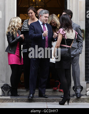 Premierminister Gordon Brown trifft einige der prominenten Herausforderer von Sport Relief, darunter (von links nach rechts) Helen Skelton, Miranda Hart, Fearne Cotton, Christine Bleakley (zurück zur Kamera) und Jimmy Carr vor der Downing Street Nr. 10 im Zentrum von London. Stockfoto