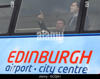 Gordon Dewar (links), Managing Director of Edinburgh Airport, und Ian Craig (rechts), Managing Director of Lothian Buses bei der Einführung der neuen Flotte von 14 neuen Airlink-Bussen, die 3 Millionen Pfund kosten, werden die Busse Passagiere vom Flughafen Edinburgh in die Innenstadt transportieren. Wenn sie am 28. März in Betrieb gehen. Stockfoto