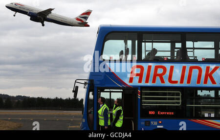 Ein Flugzeug von British Airways startet zum Start der neuen Flotte von Lothian Buses mit 14 neuen Airlink-Bussen, die 3 Millionen Pfund kosten, werden die Busse Passagiere vom Flughafen Edinburgh in die Innenstadt transportieren, wenn sie am 28. März in Betrieb gehen. Stockfoto