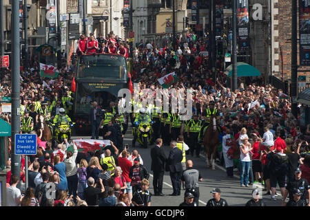 Die Walisische Fußballnationalmannschaft sind nach Hause mit einer öffentlichen Feier in Cardiff begrüßte nach erreichen des Halbfinales der Euro 2016 Stockfoto