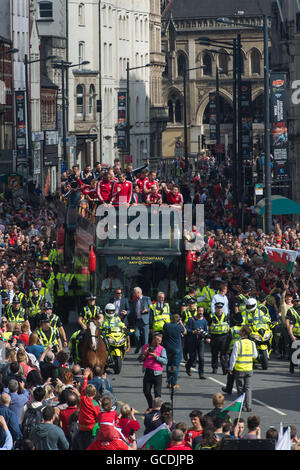 Die Walisische Fußballnationalmannschaft sind nach Hause mit einer öffentlichen Feier in Cardiff begrüßte nach erreichen des Halbfinales der Euro 2016 Stockfoto