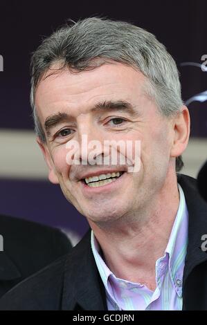 Pferderennen - 2010 Cheltenham Festival - Tag Zwei. Inhaber von Amnesty für Waffen, Michael O'Leary, und Chief Executive Officer von Ryanair Stockfoto