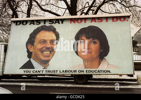 DIE NEUESTE KONSERVATIVE PARTEIPOSTERKAMPAGNE AUF DER SEITE EINES LIEFERWAGENS IN DULWICH, SÜDLONDON, MIT BILDERN DES GEWERKSCHAFTSFÜHRERS TONY BLAIR UND DES ABGEORDNETEN HARRIET HARMAN. Stockfoto