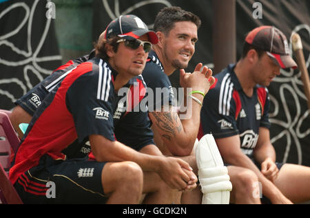 Cricket - England Nets Session - Shere Bangla National Stadium. Der englische Kevin Pietersen mit Kapitän Alastiar Cook (links) während einer Nets-Session im Shere Bangra National Stadium, Mirpur, Dhaka. Stockfoto